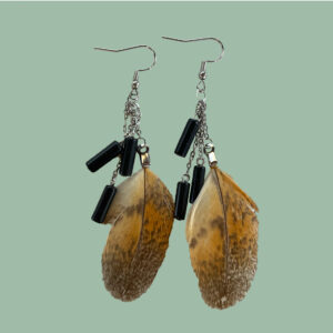 Aretes con plumas naturales en tonos tierra y ónix